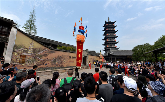 江南水鄉狂歡節-第十八屆中國烏鎮烏村香市 (24)古老中幡.jpg